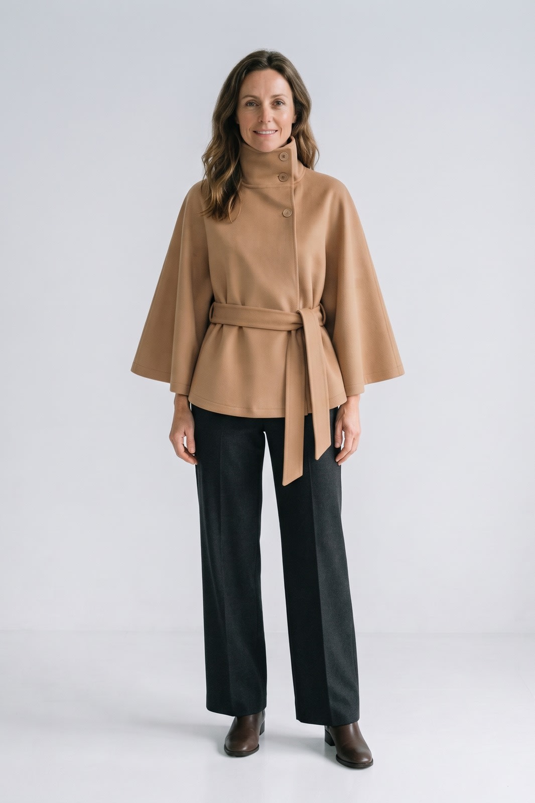 Damen Cape-Mantel | Hoher Kragen — Braun — Vorderansicht — am Modell