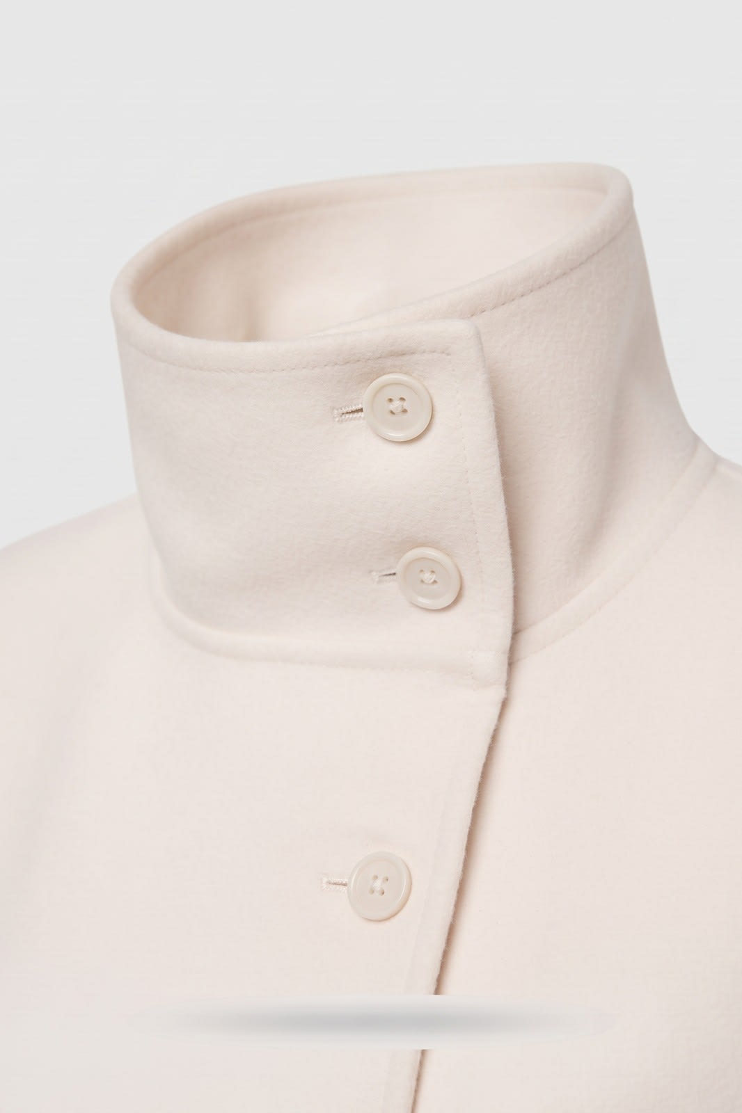Damen Cape-Mantel | Hoher Kragen — Ecru — Detailaufnahme — am Modell