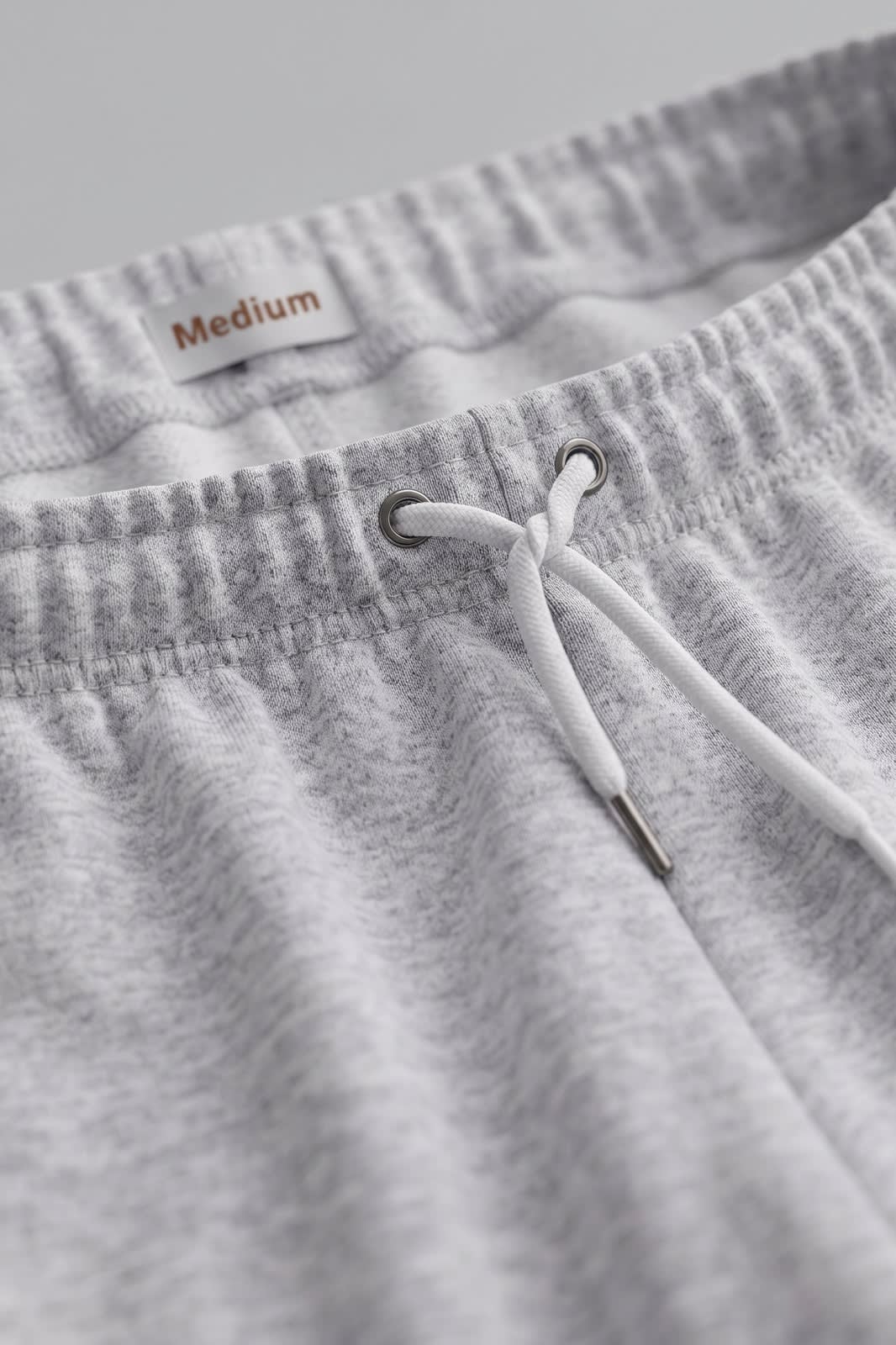 Damen Weite Jogginghose | Kordelzug Bund — Hellgrau — Detailaufnahme — am Modell