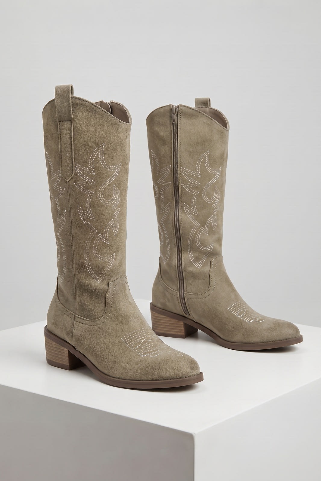 Damen Kniehohe Cowboystiefel | Boho-Stil — Beige — shoe_main — am Modell