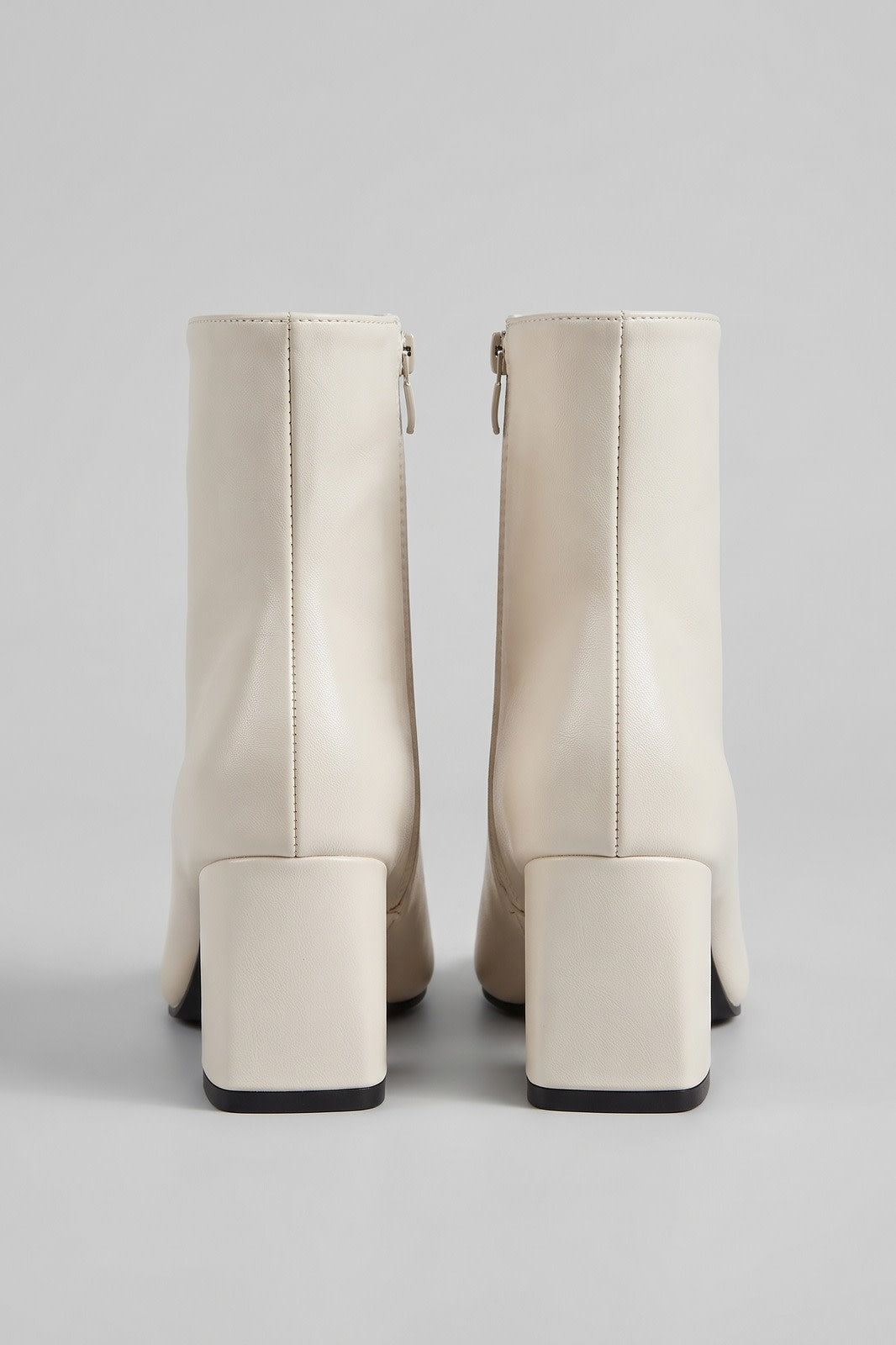 Damen Glänzende Stiefelette | Blockabsatz — Beige — shoe_back — am Modell