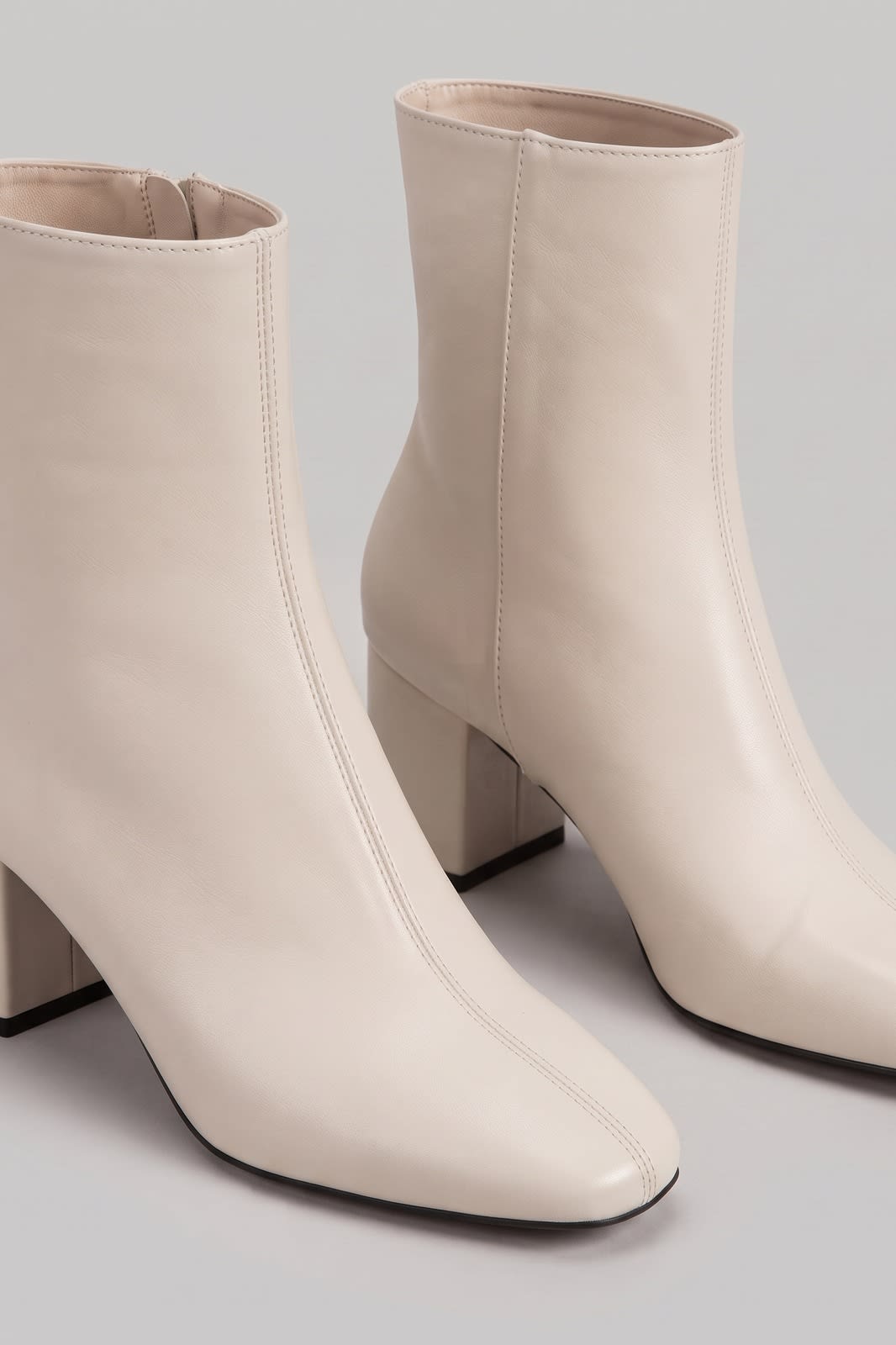 Damen Glänzende Stiefelette | Blockabsatz — Beige — shoe_detail — am Modell