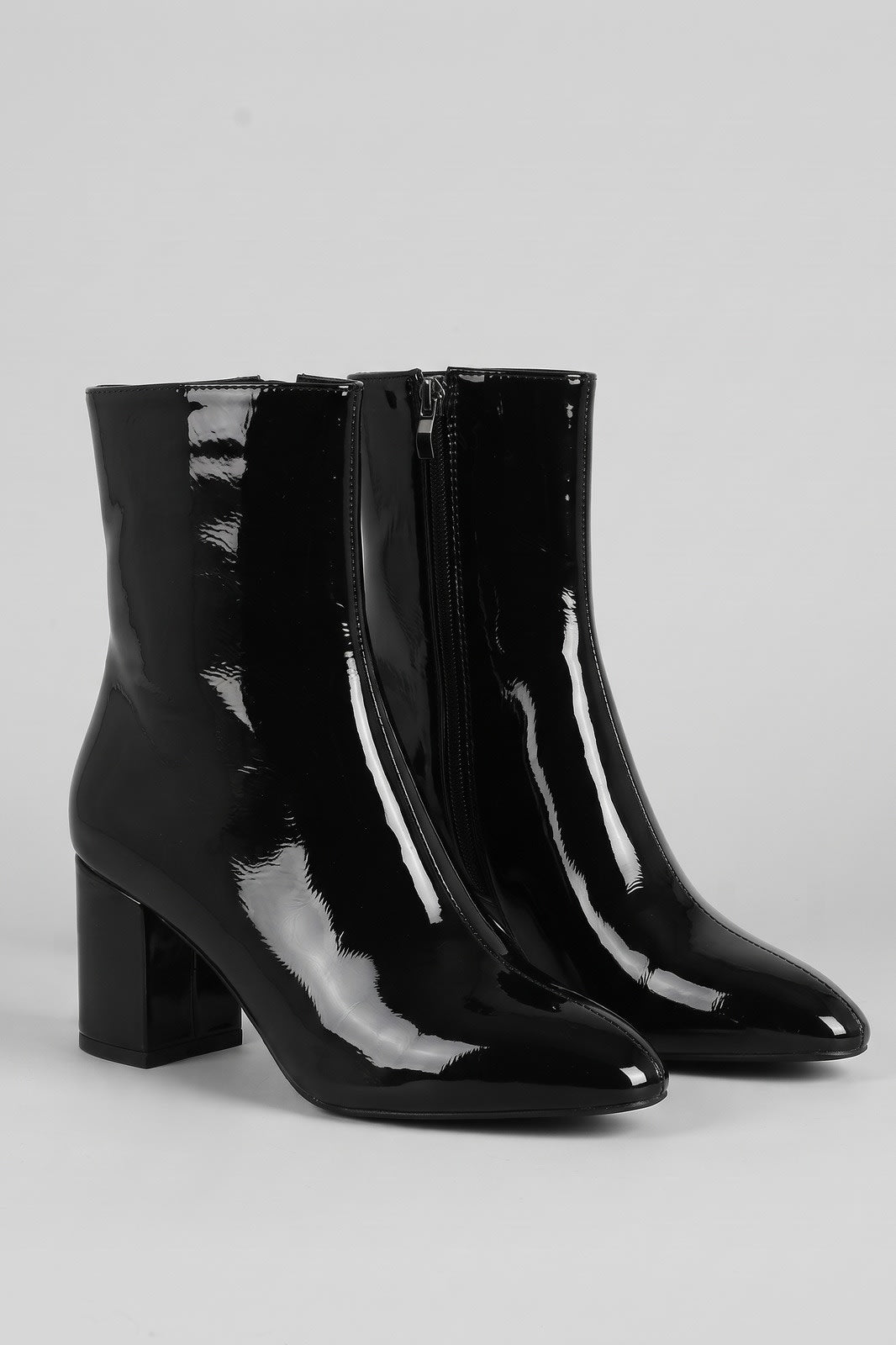 Damen Glänzende Stiefelette | Blockabsatz — Schwarz — shoe_main — am Modell