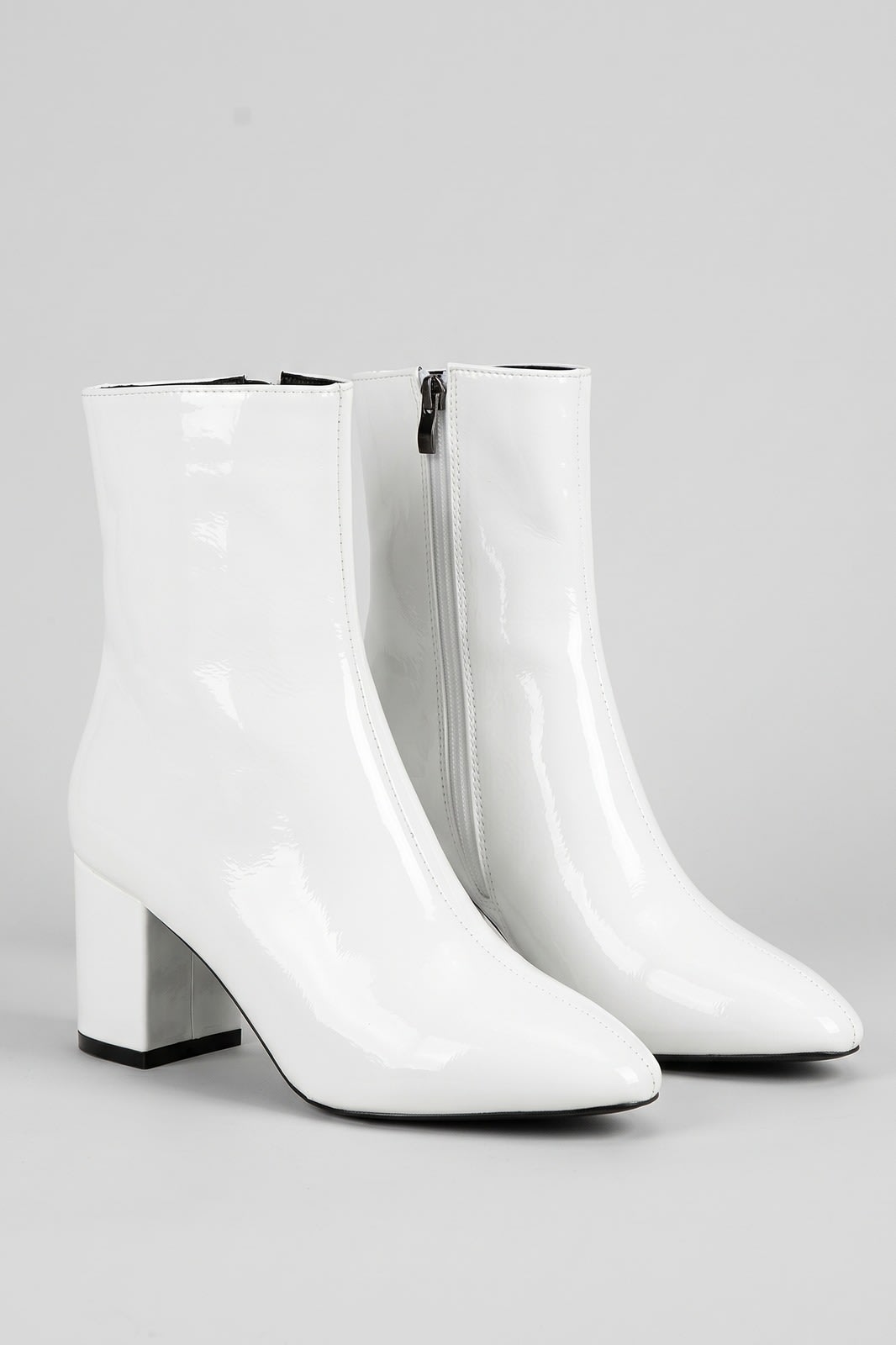 Damen Glänzende Stiefelette | Blockabsatz — Weiß — shoe_main — am Modell
