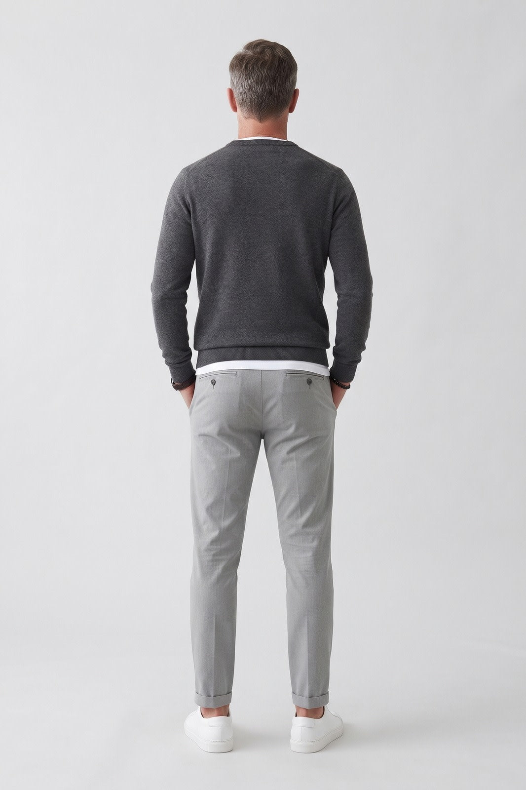 Herren Jogginghose im Chino-Stil | Tapered — Grau — Rückansicht — am Modell