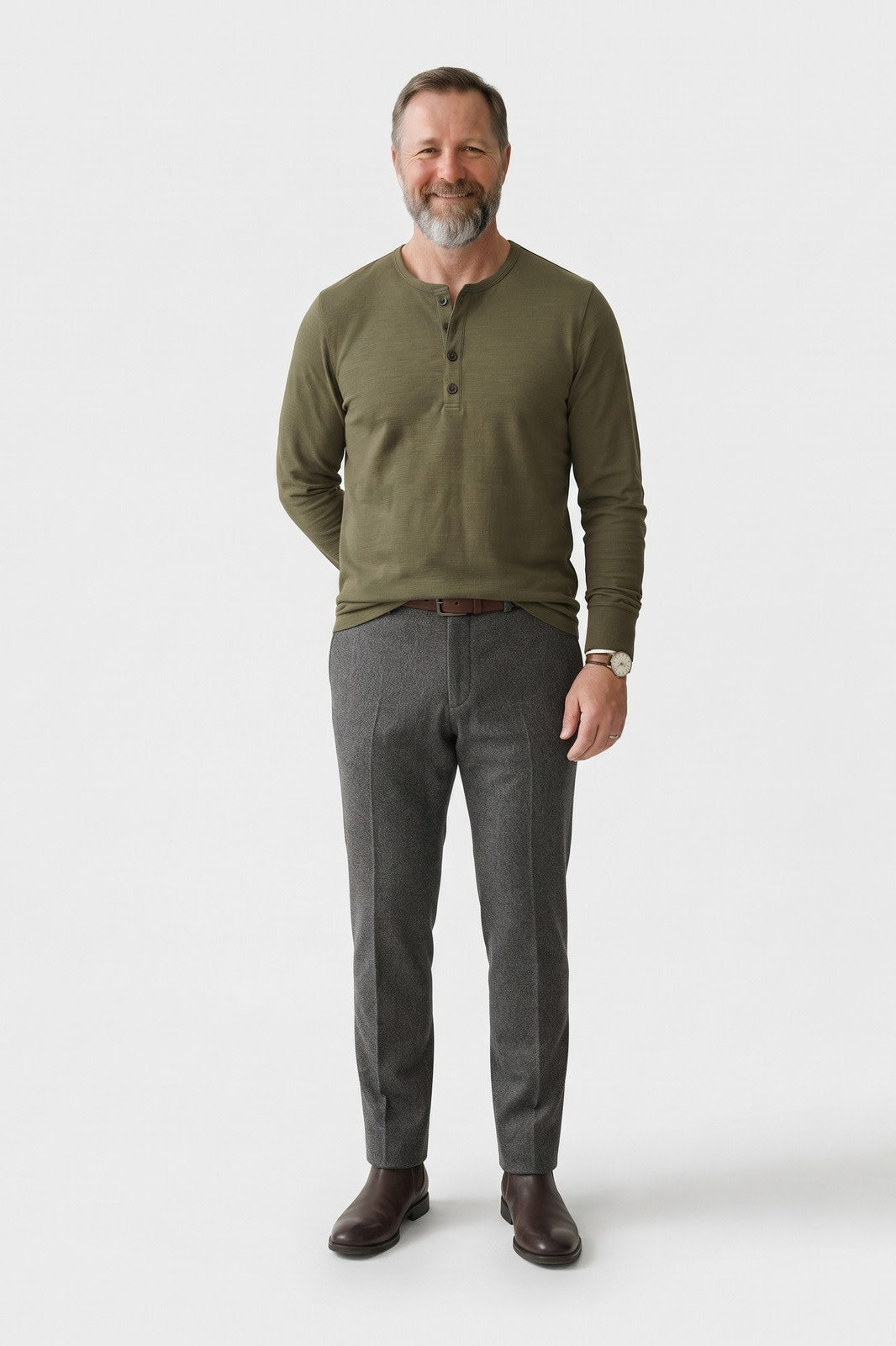 Herren Henley-Shirt | Ohne Kragen — Grün — Vorderansicht — am Modell