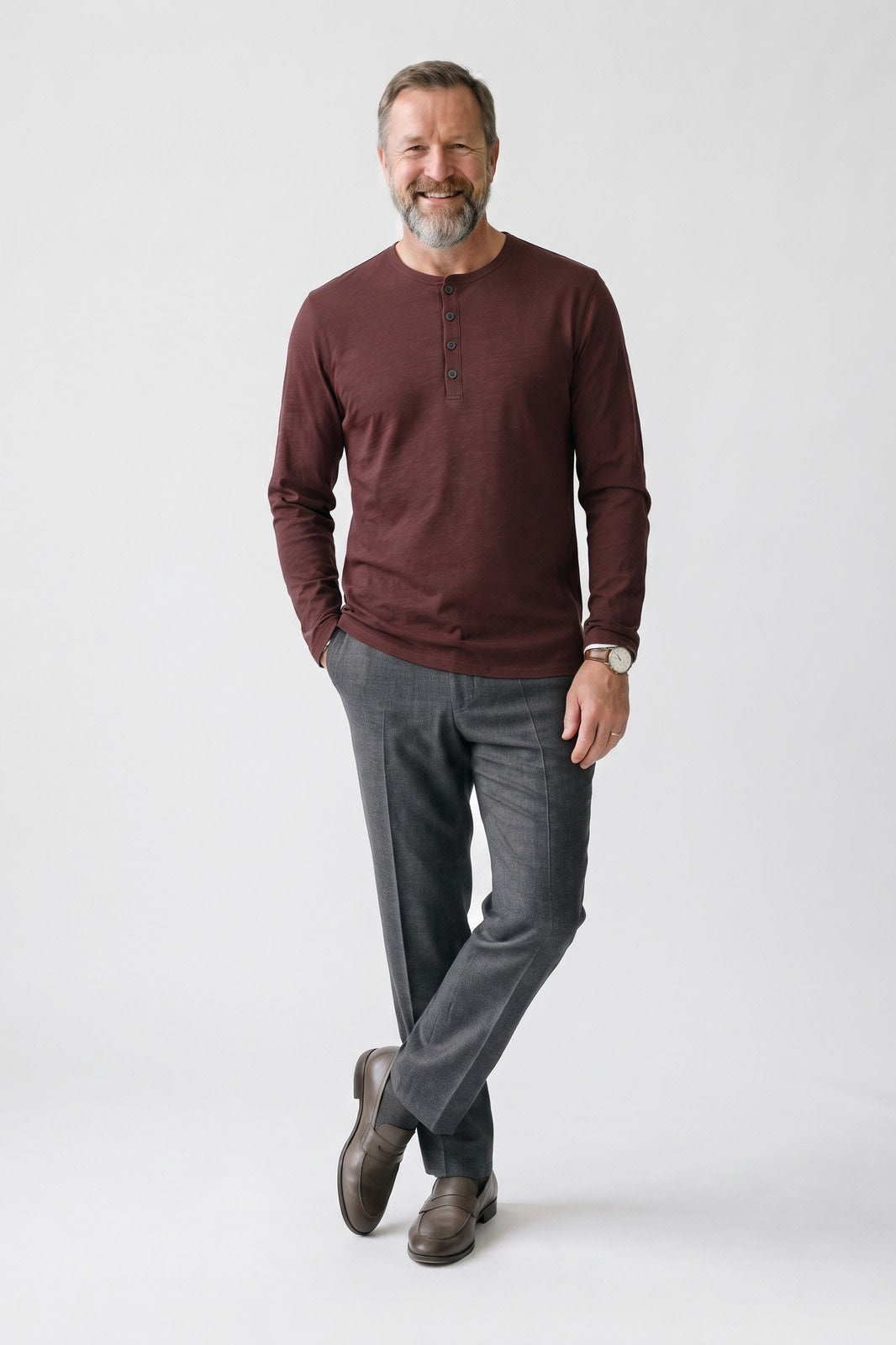 Herren Henley-Shirt | Ohne Kragen — Rot — Vorderansicht — am Modell