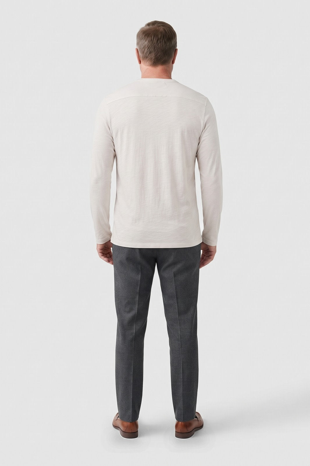 Herren Henley-Shirt | Ohne Kragen — Weiß — Rückansicht — am Modell