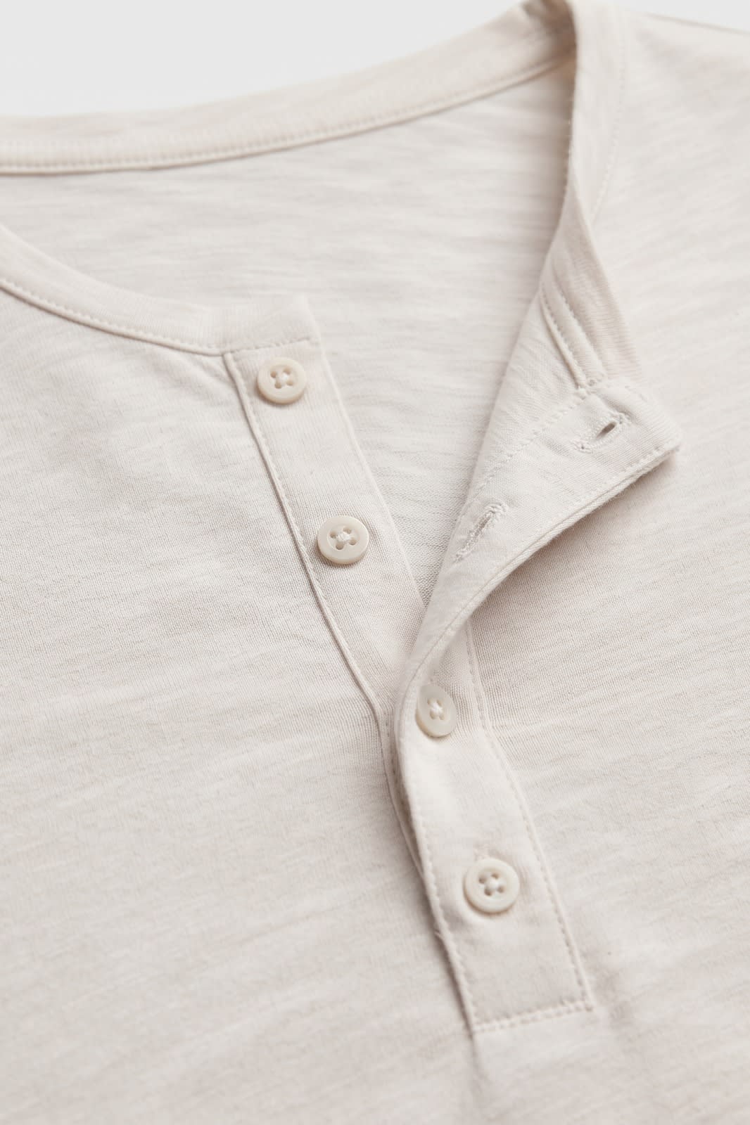 Herren Henley-Shirt | Ohne Kragen — Weiß — Detailaufnahme — am Modell
