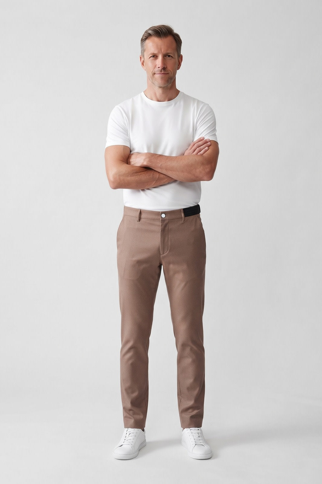 Herren Slim Chino-Hose | Knöchellang — Taupe — Vorderansicht — am Modell