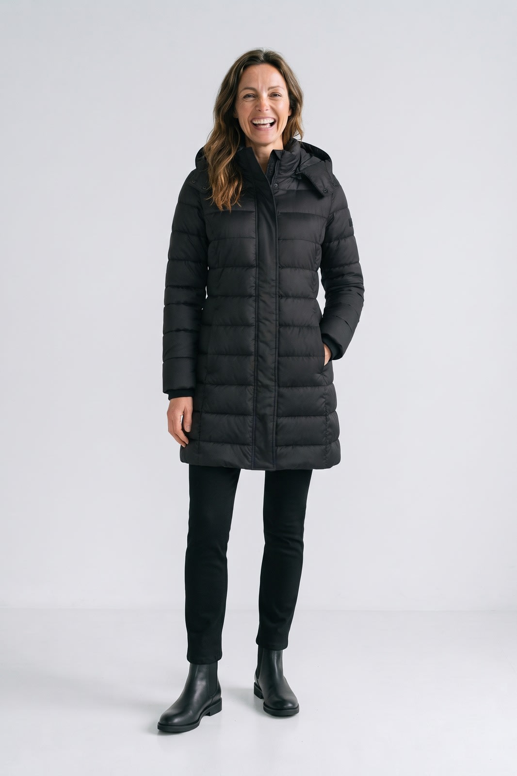 Damen Steppmantel mit Kapuze | Lang — Schwarz — Vorderansicht — am Modell