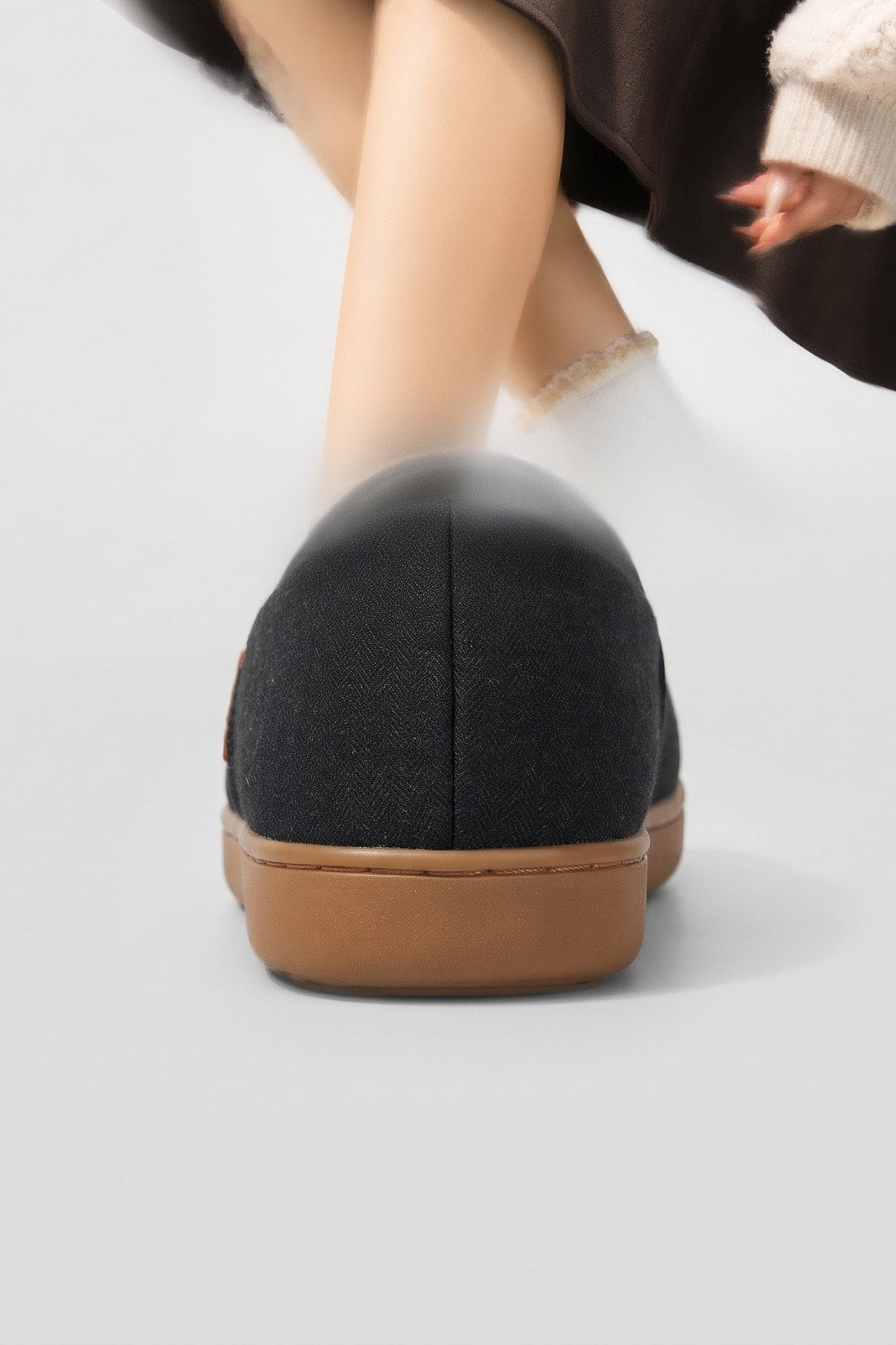Unisex Gemusterter Hausschuh | Zuglasche — Schwarz — shoe_back — am Modell