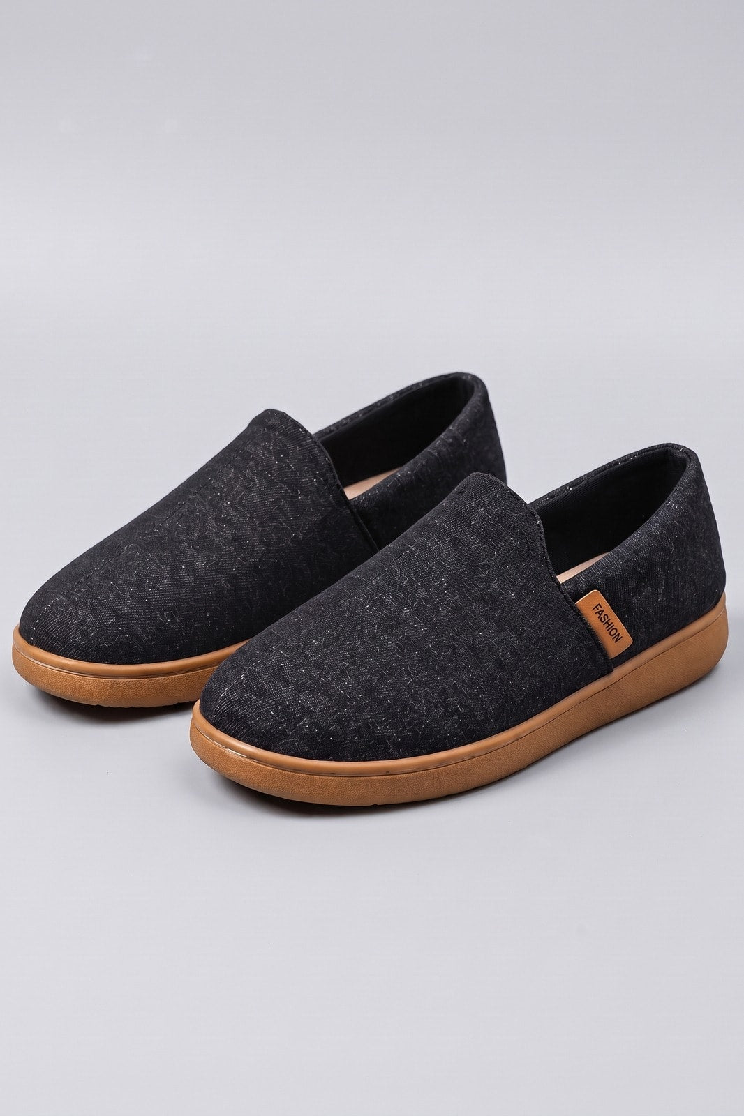 Unisex Gemusterter Hausschuh | Zuglasche — Schwarz — shoe_detail — am Modell