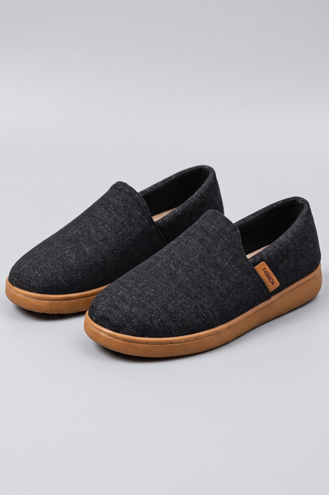 Unisex Gemusterter Hausschuh | Zuglasche — Schwarz — shoe_main — am Modell
