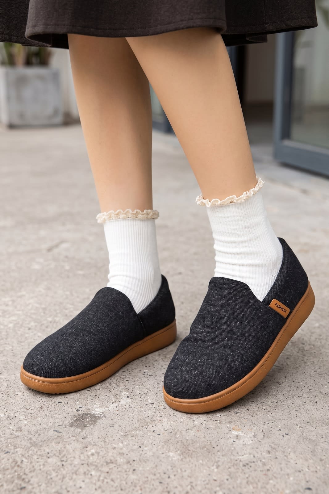 Unisex Gemusterter Hausschuh | Zuglasche — Schwarz — shoe_worn — am Modell