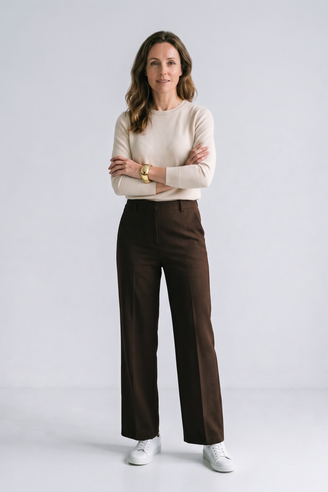 Damen Elegante Anzughose | Flare-Bein — Karamell — Vorderansicht — am Modell