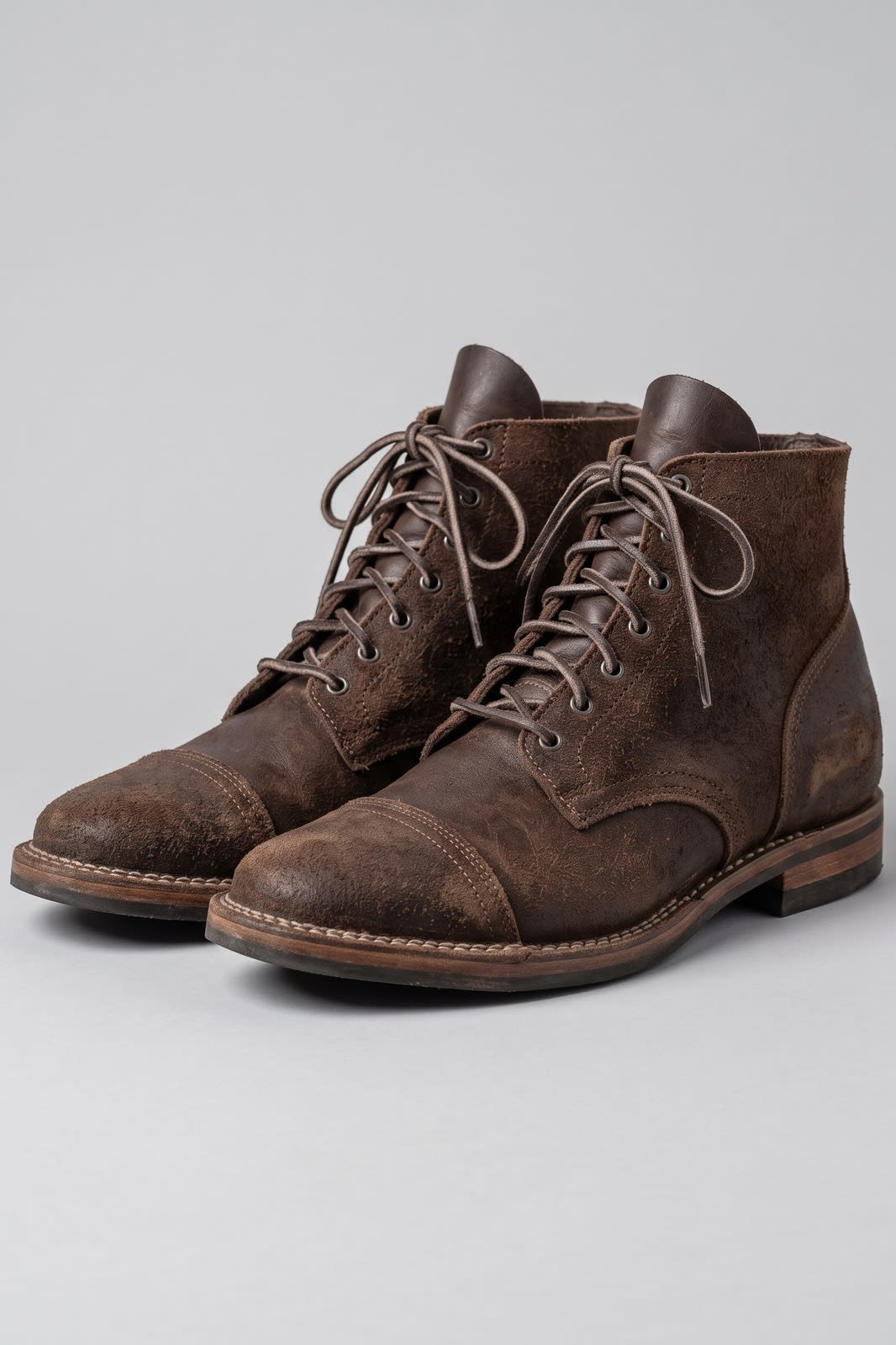 Herren Vintage Schnürstiefel | Knöchelhoch — Braun — shoe_main — am Modell