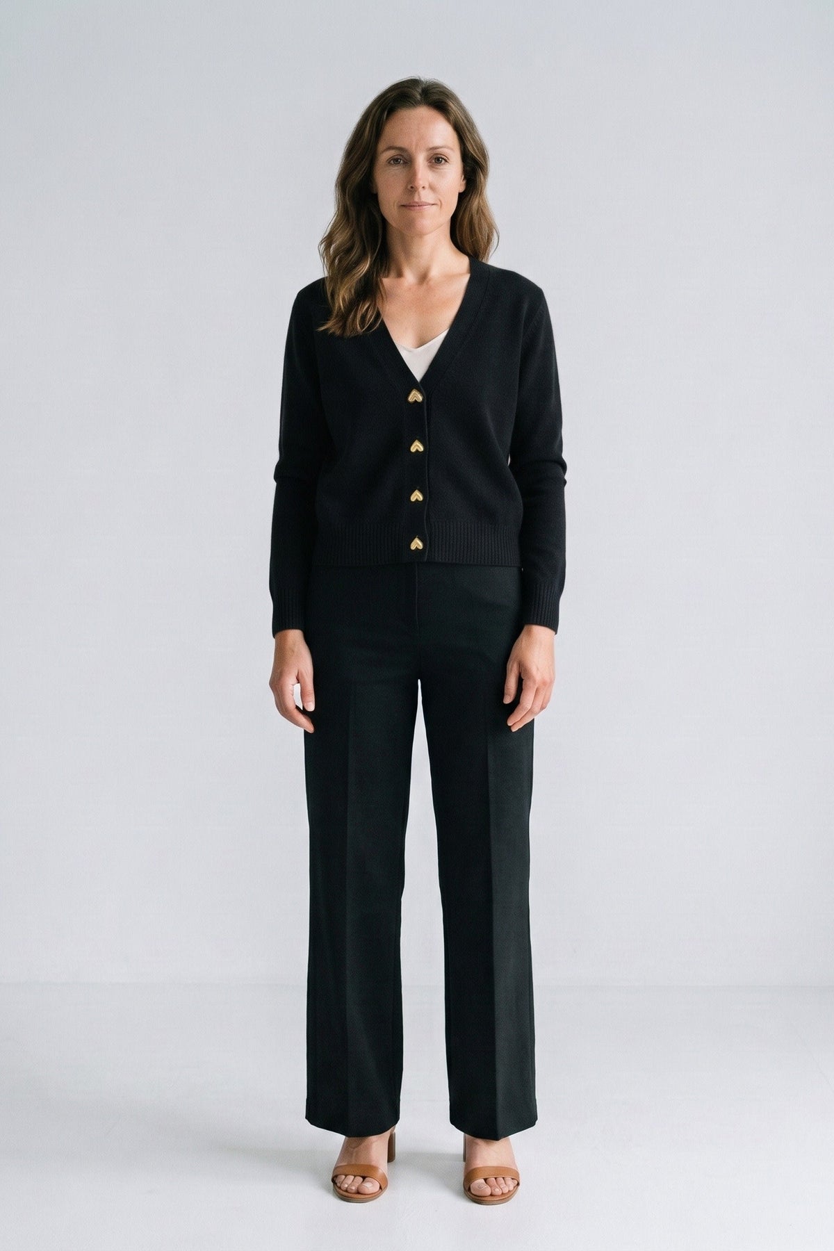Damen Strickjacke mit V-Ausschnitt und herzförmigen Zierknöpfen – 3