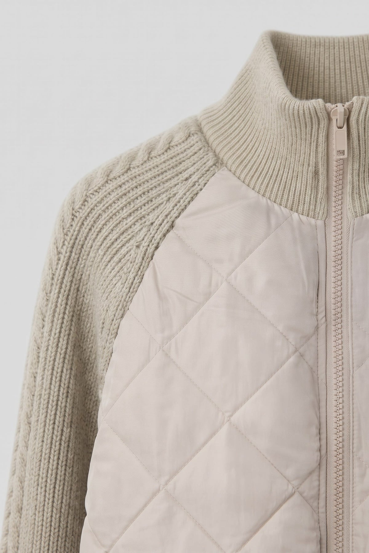 Damen Steppjacke mit Stehkragen und Zopfstrick-Ärmeln in Rautensteppung – 2