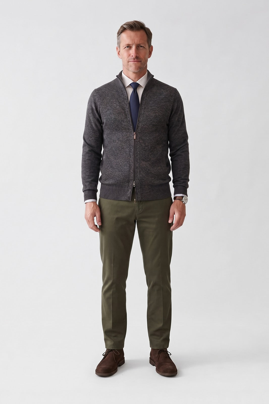 Herren Strickjacke | Stehkragen — Anthrazit — Vorderansicht — am Modell