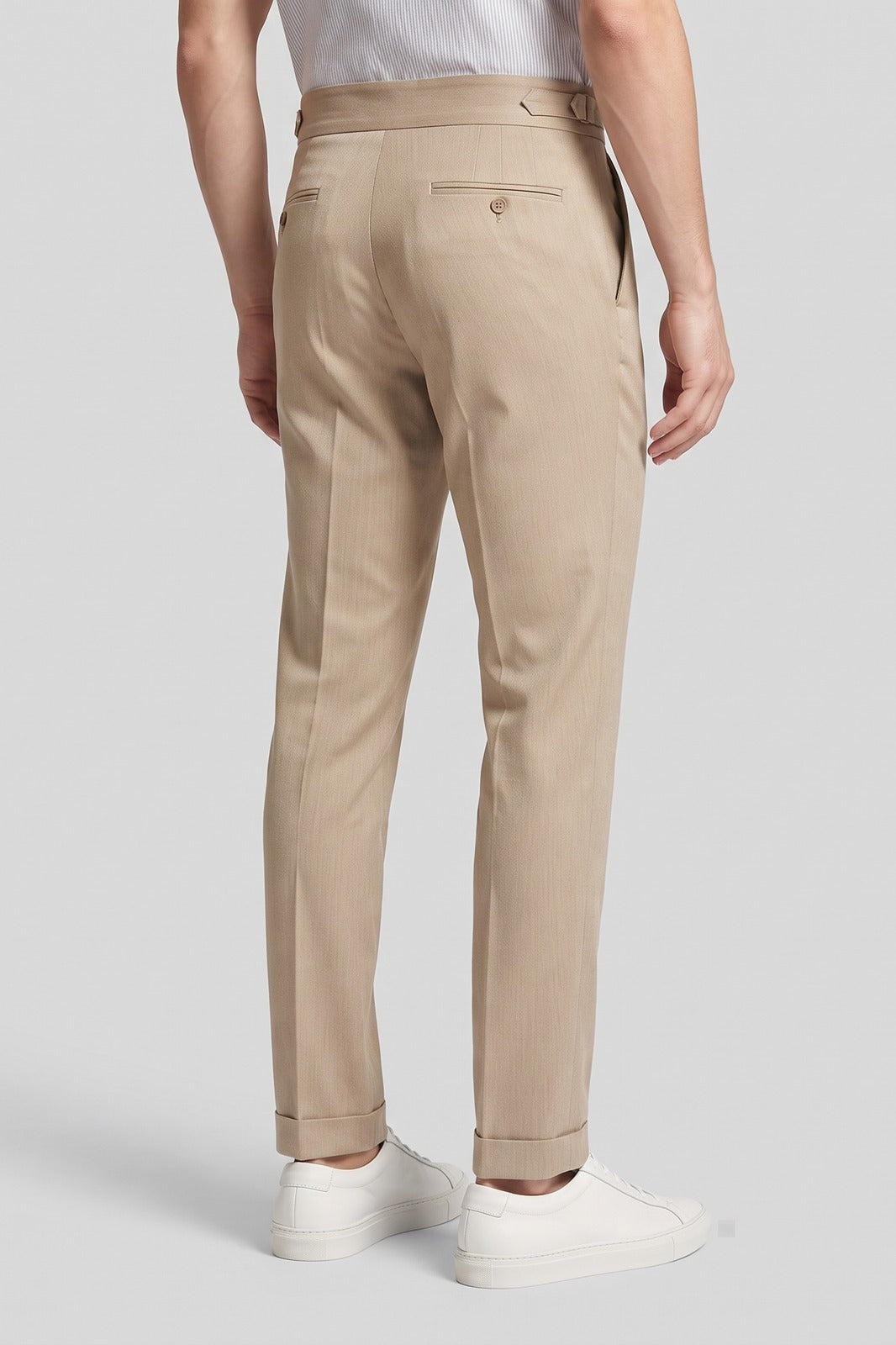 Herren Schmale Anzughose | Hoher Bund — Beige — Rückansicht — am Modell