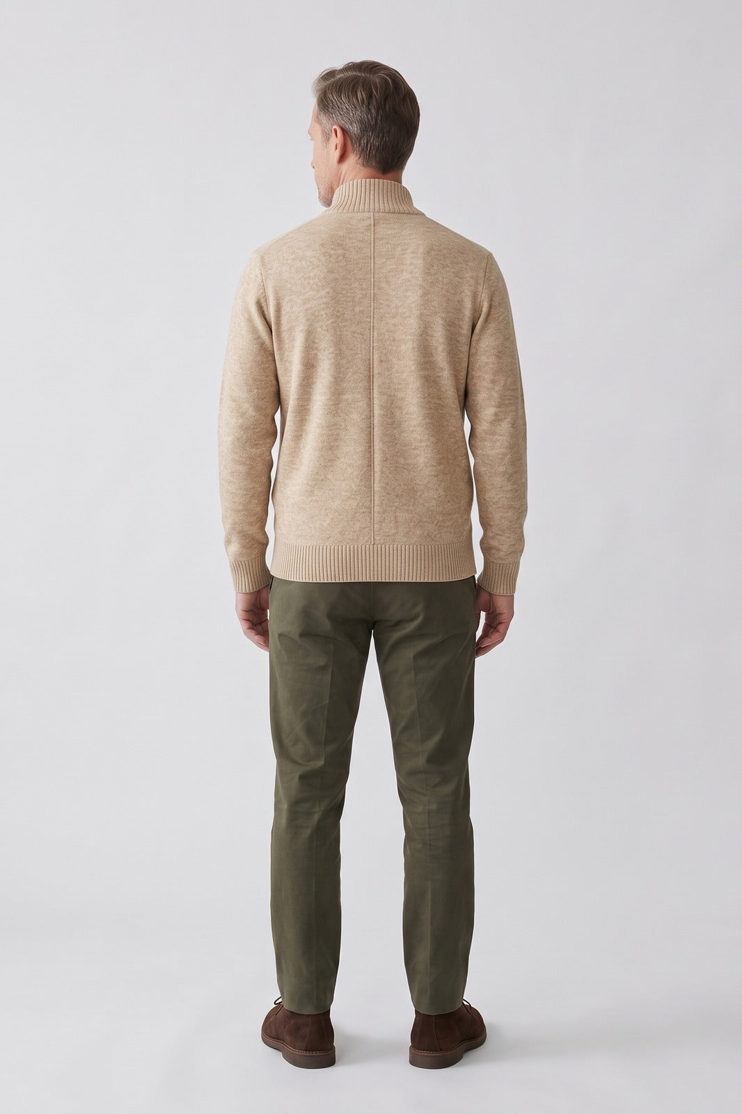 Herren Strickjacke | Stehkragen — Beige — Rückansicht — am Modell