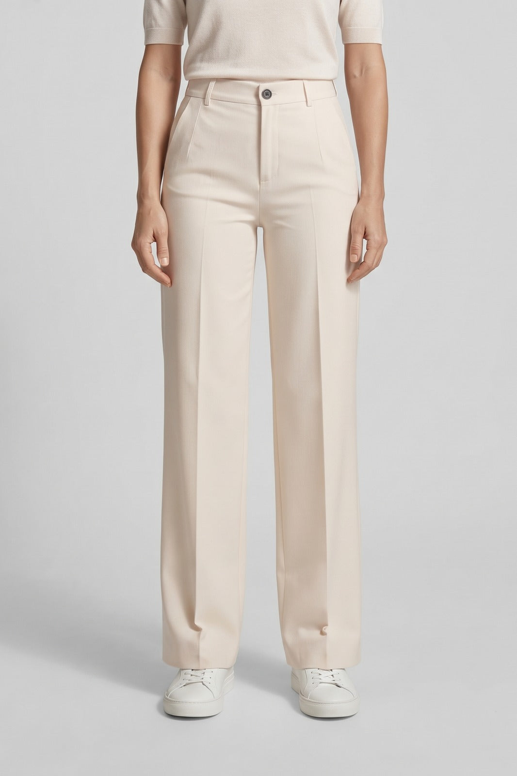 Damen Elegante Stoffhose | Gerades Bein — Beige — Vorderansicht — am Modell