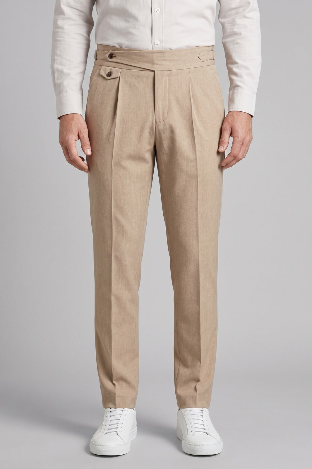 Herren Schmale Anzughose | Hoher Bund — Beige — Vorderansicht — am Modell