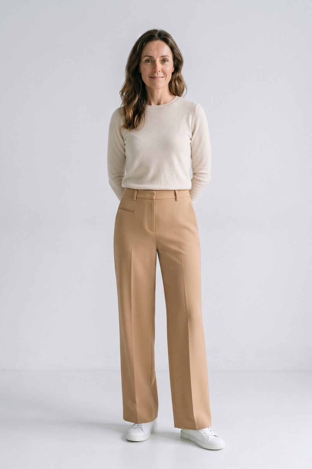 Damen Lockere Palazzohose | Bundfalten — Beige — Vorderansicht — am Modell