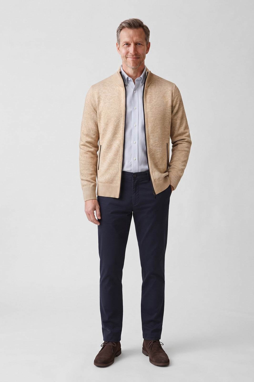Herren Strickjacke | Stehkragen — Beige — Vorderansicht — am Modell