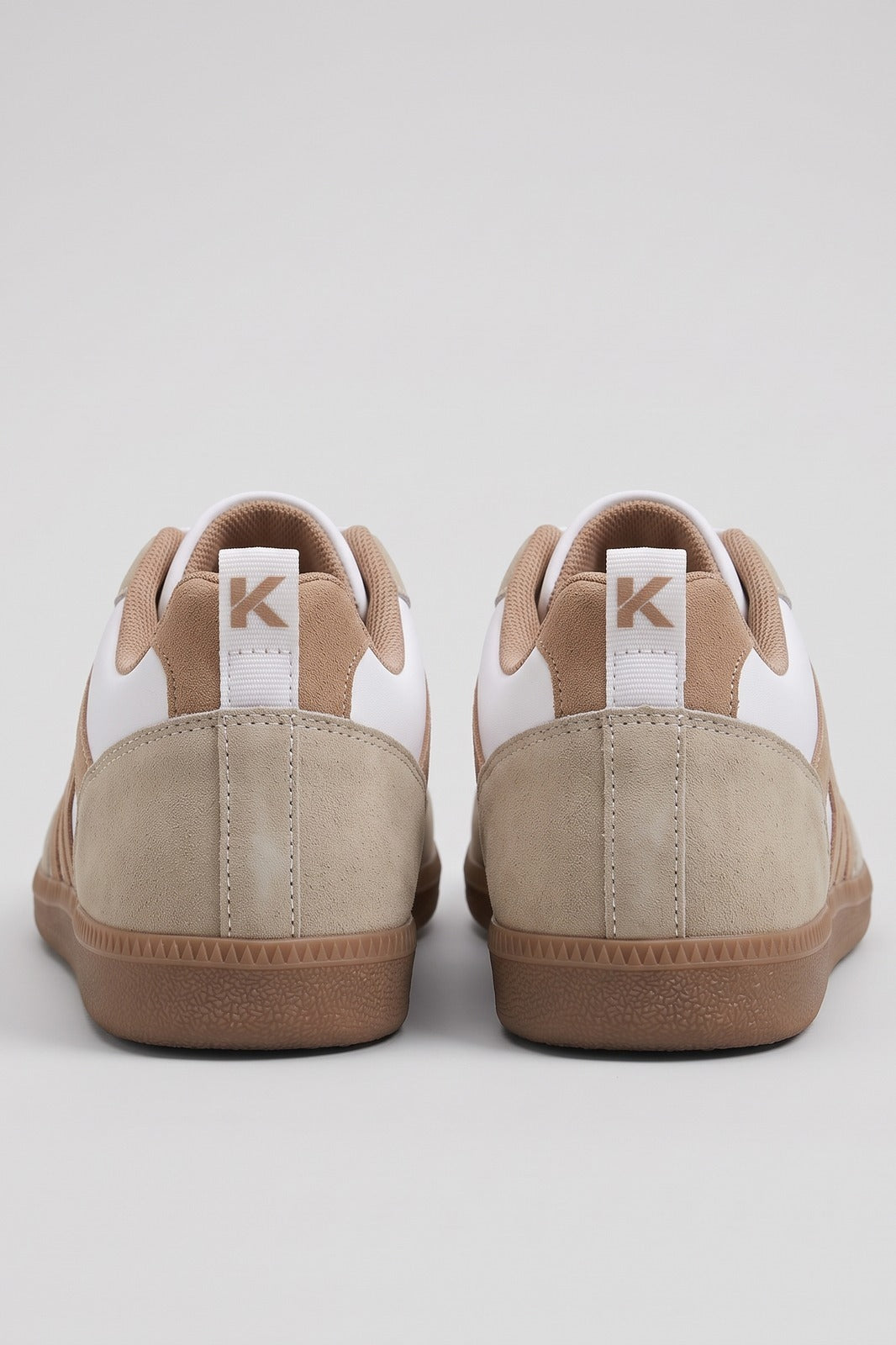 Damen Retro Sneaker | Kontrastsohle — Beige — shoe_back — am Modell