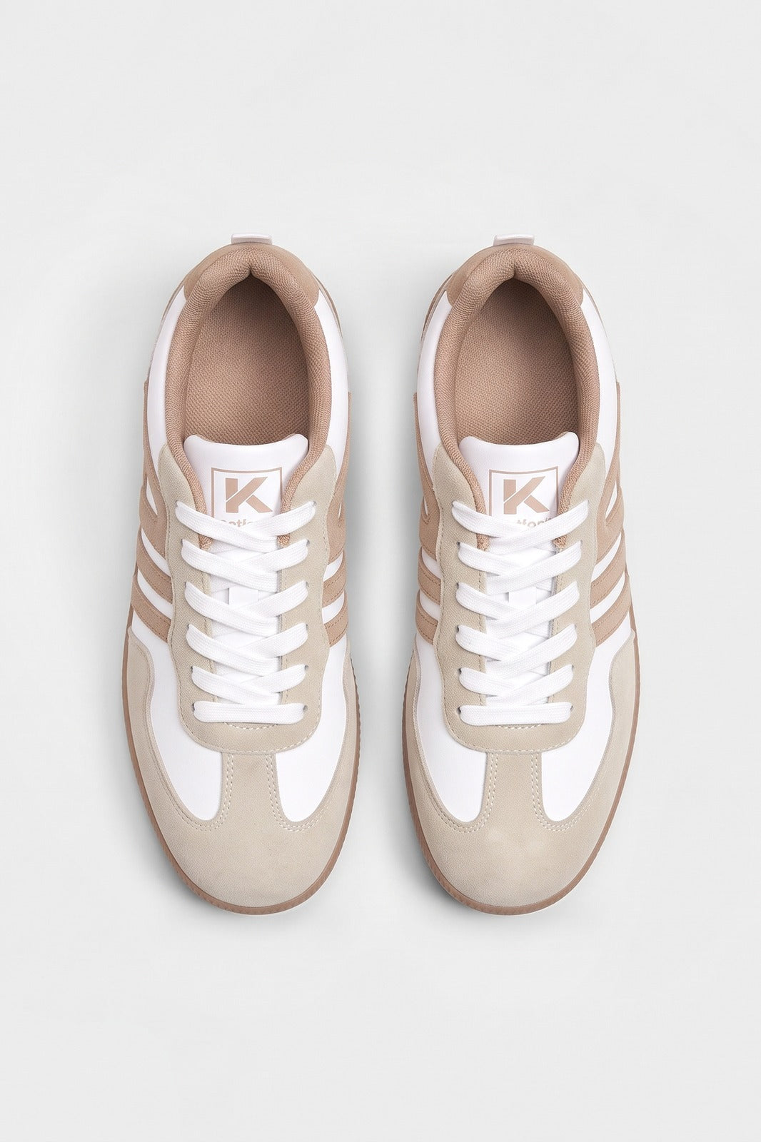 Damen Retro Sneaker | Kontrastsohle — Beige — shoe_top — am Modell
