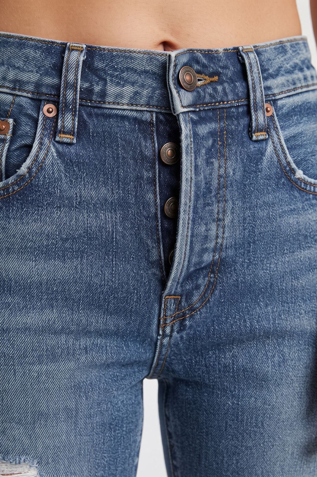 Damen Cropped Jeans | Gerades Bein — Blau — Detailaufnahme — am Modell