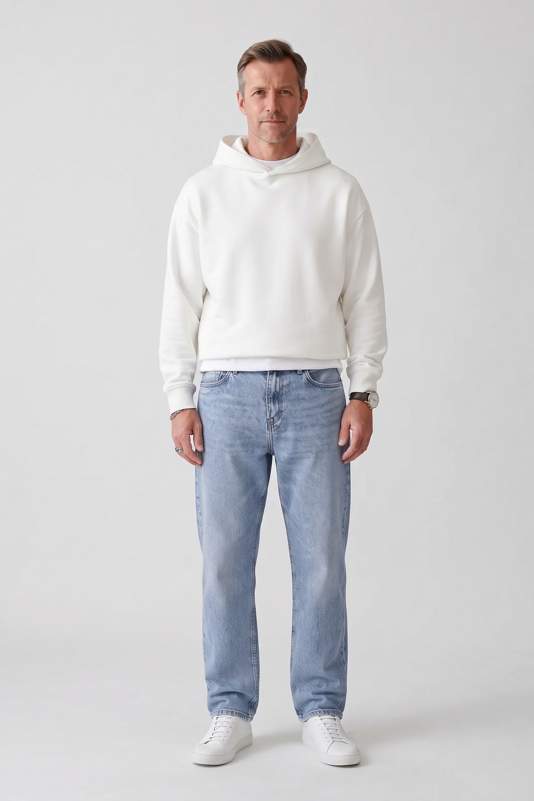 Herren Gerade Jeans | Lockere Passform — Blau — Vorderansicht — am Modell