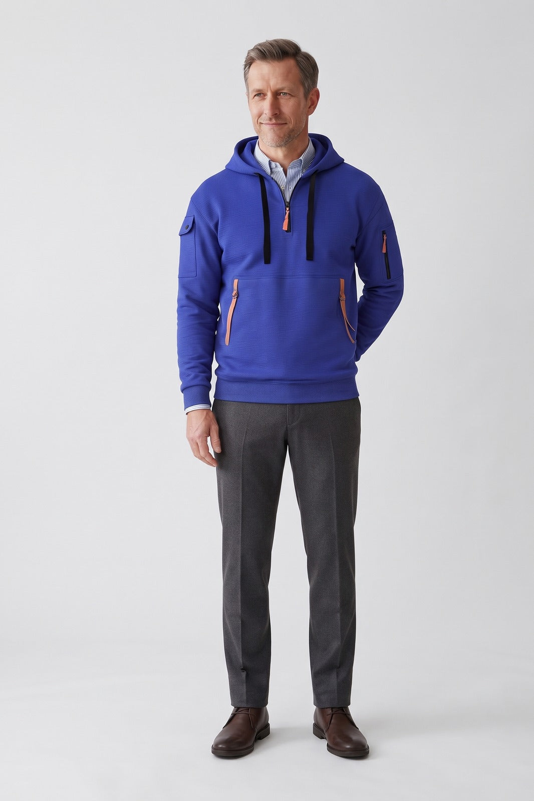 Herren Kapuzenhoodie | Taschen — Blau — Vorderansicht — am Modell
