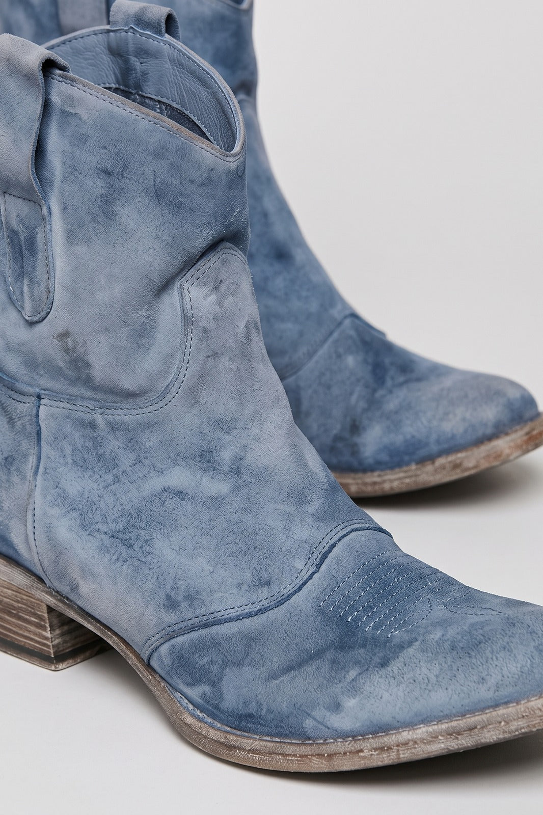 Damen Westernstil Stiefelette | Spitz — Blau — shoe_detail — am Modell