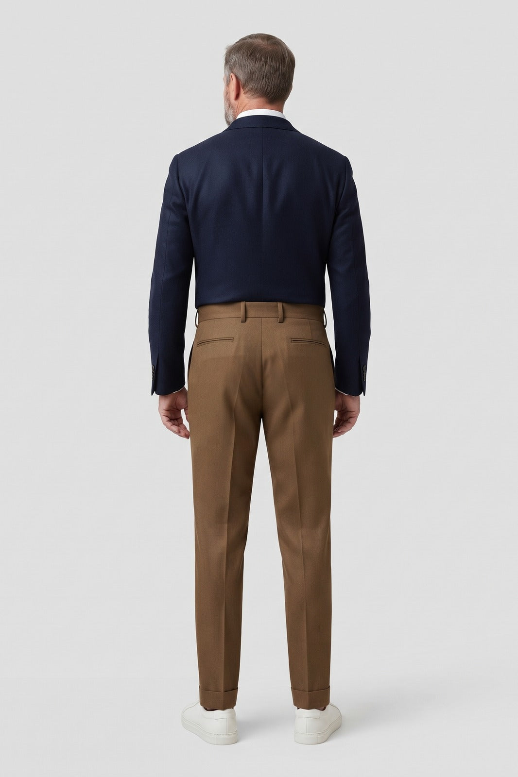 Herren Schmale Anzughose | Slim Fit — Braun — Rückansicht — am Modell