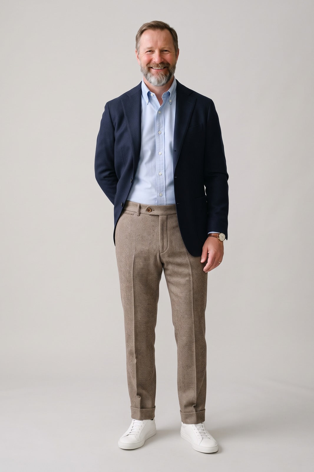 Herren Hose | Gerader Schnitt & Fischgrat — Braun — Vorderansicht — am Modell