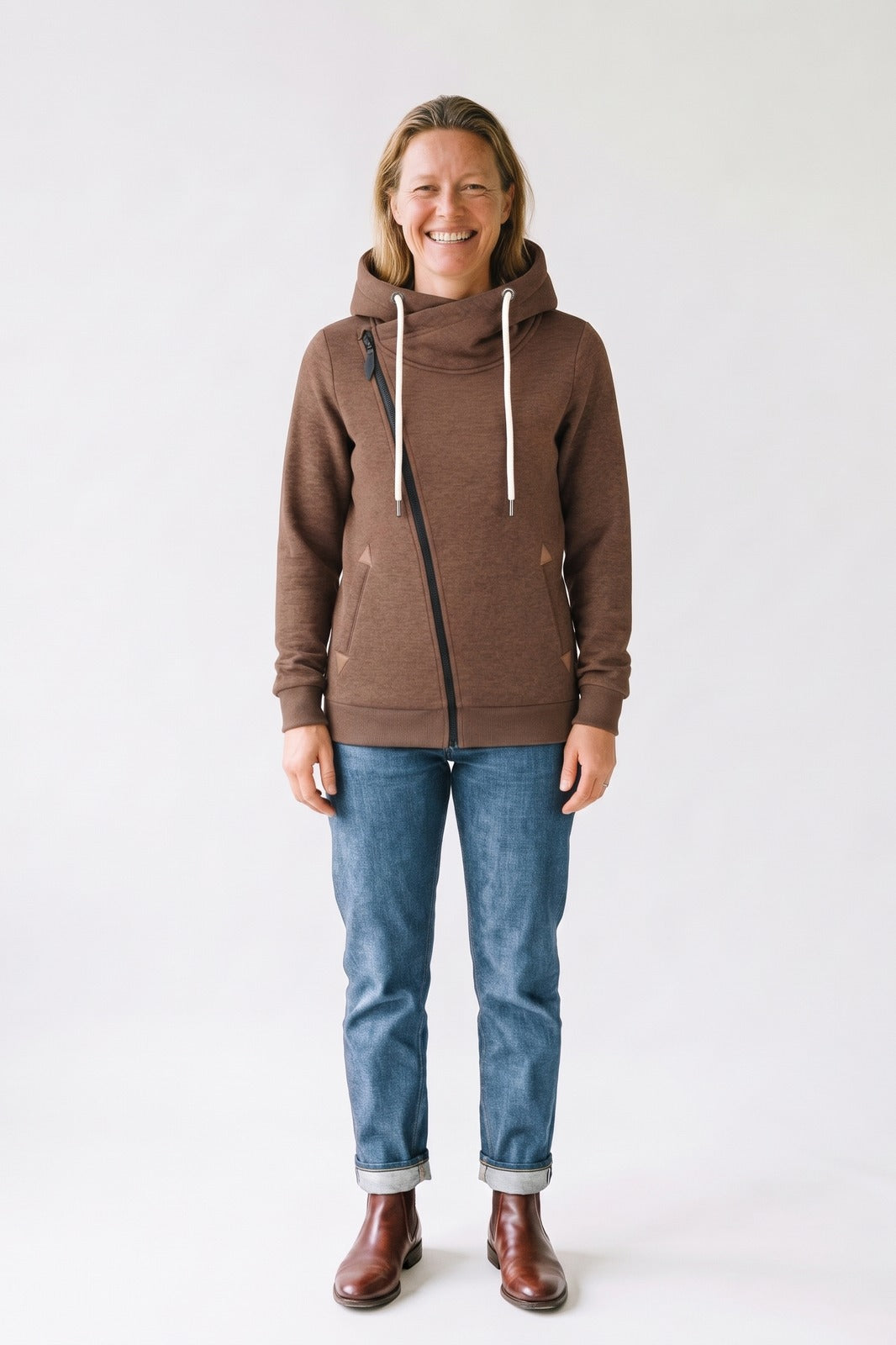 Damen Kapuzenjacke | Asymmetrischer Zip — Braun — Vorderansicht — am Modell