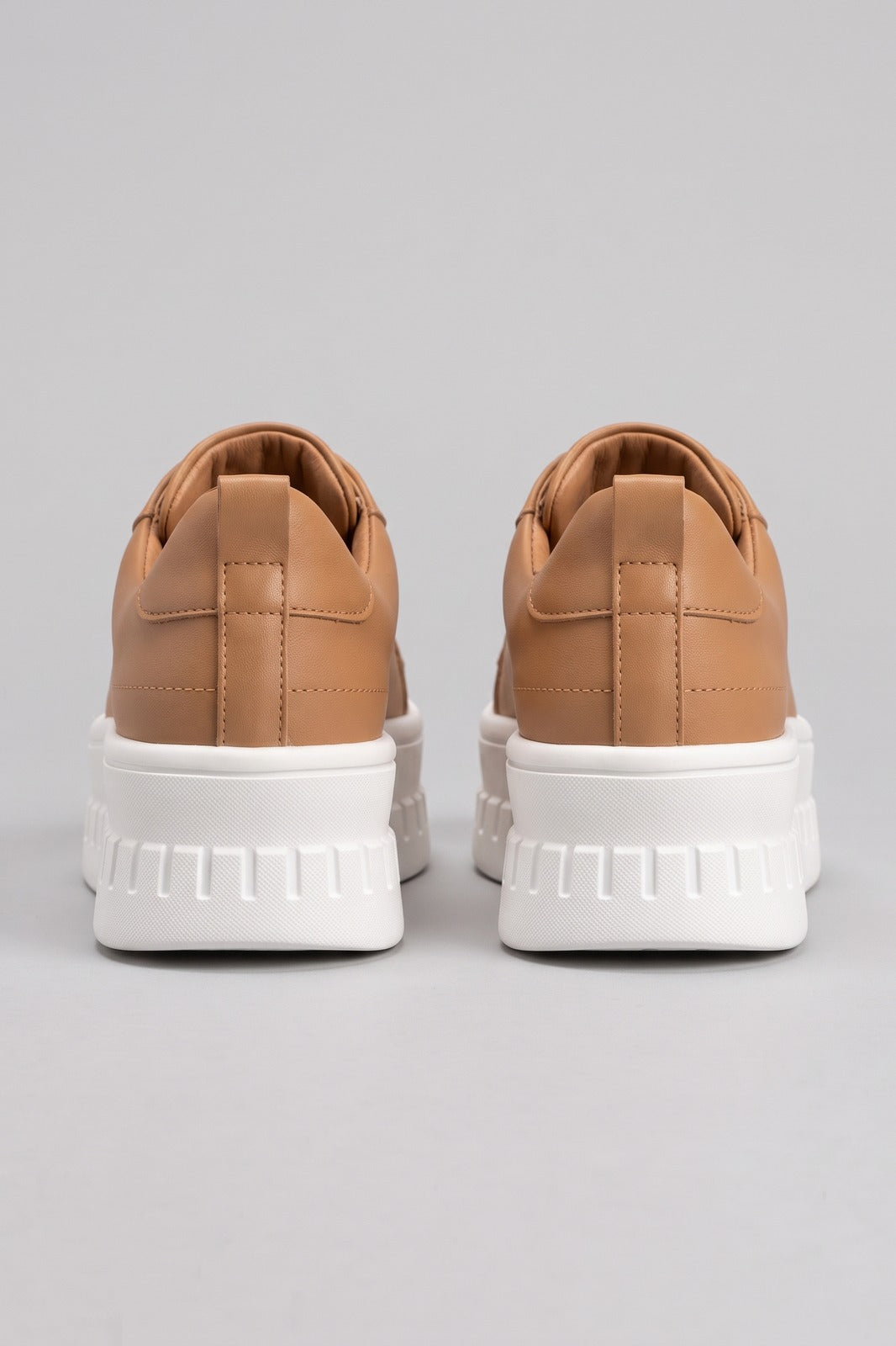 Damen Plateau-Sneaker | Schnürung — Braun — shoe_back — am Modell