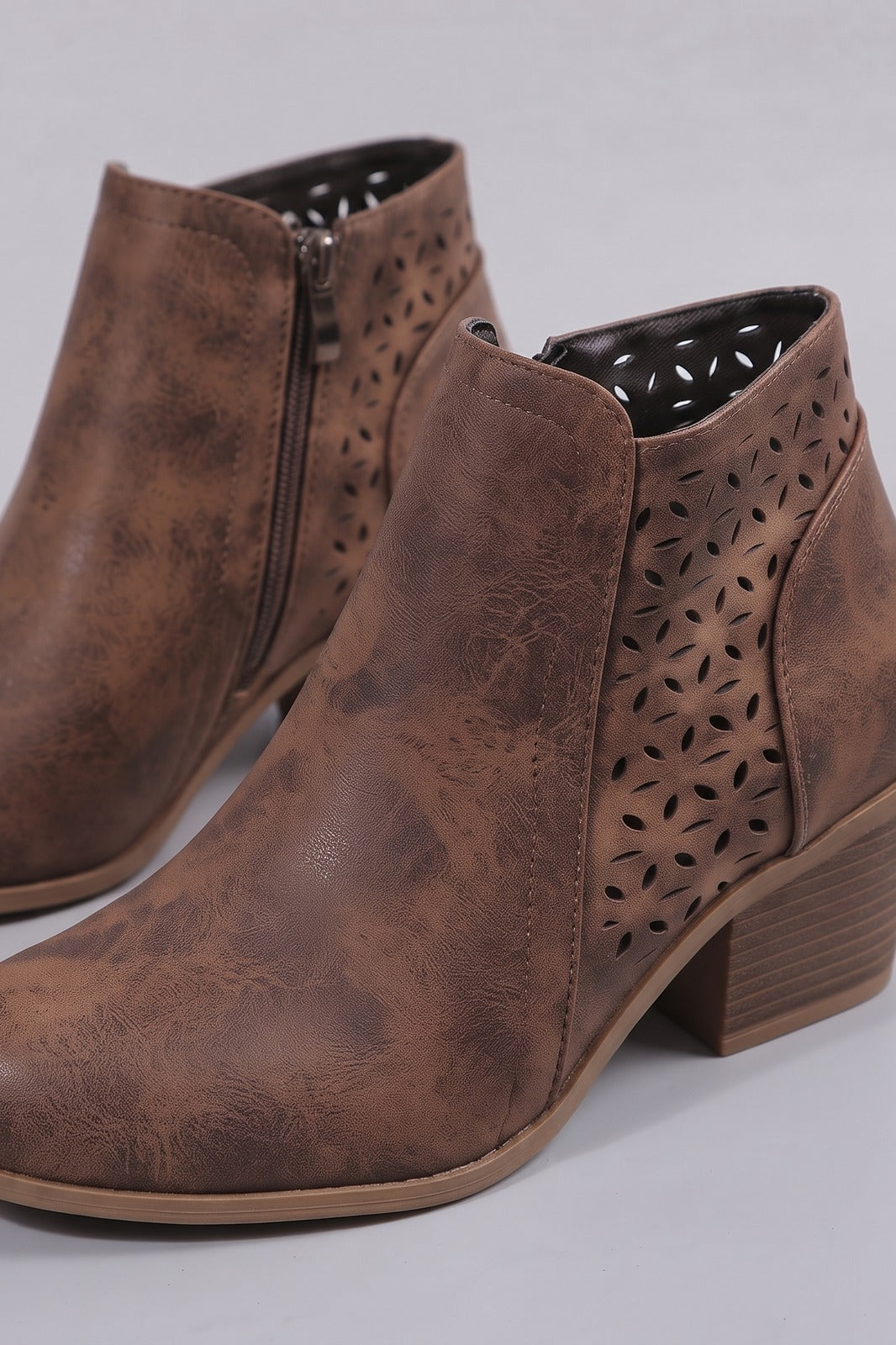 Damen Ankle Boots | Reissverschluss — Braun — shoe_detail — am Modell