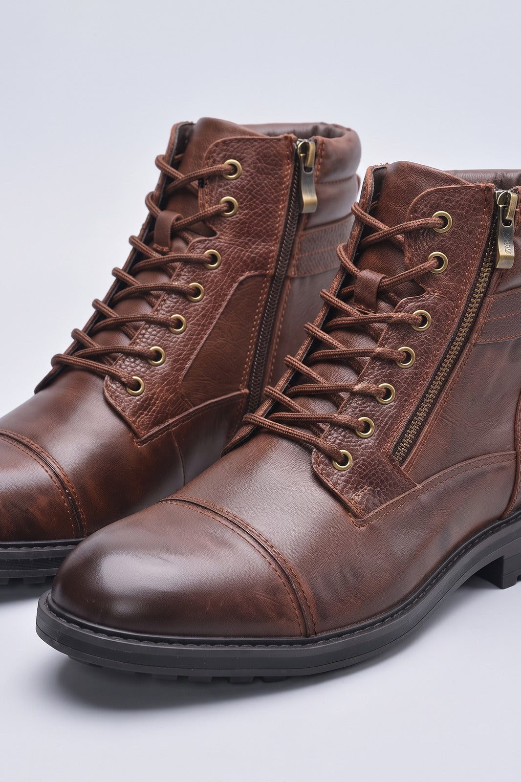 Herren Schnürstiefel | Mit Reissverschluss — Braun — shoe_detail — am Modell
