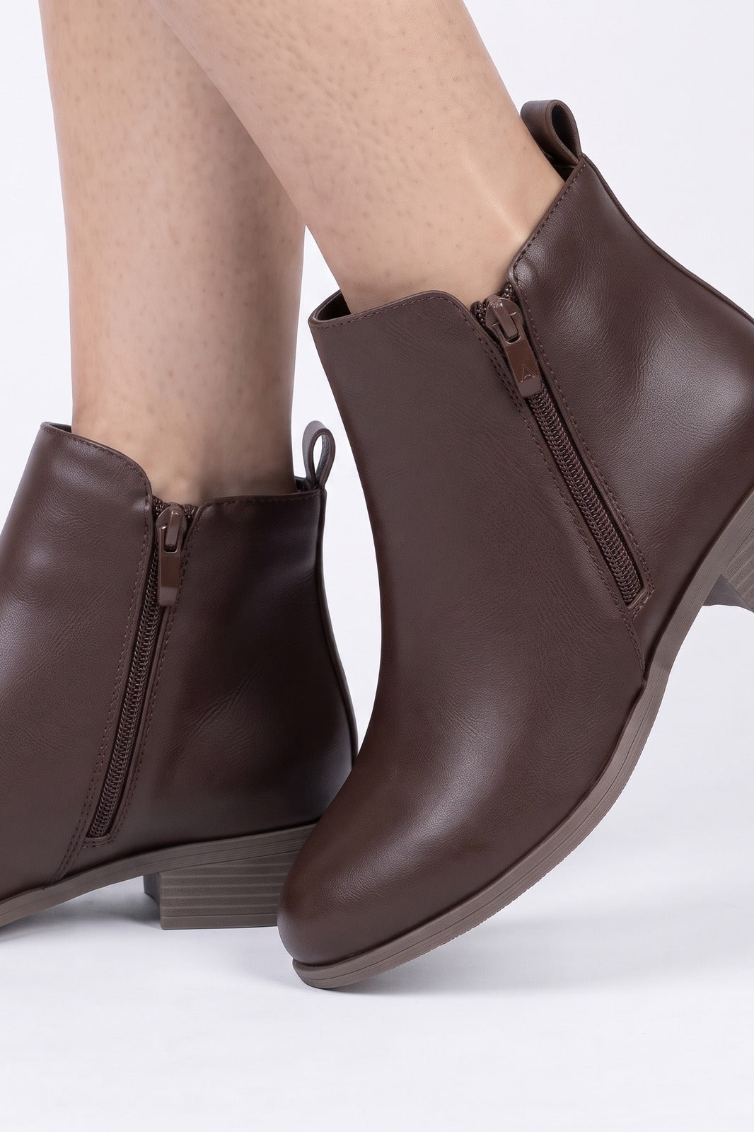 Damen Ankle Boots | Blockabsatz — Braun — shoe_detail — am Modell