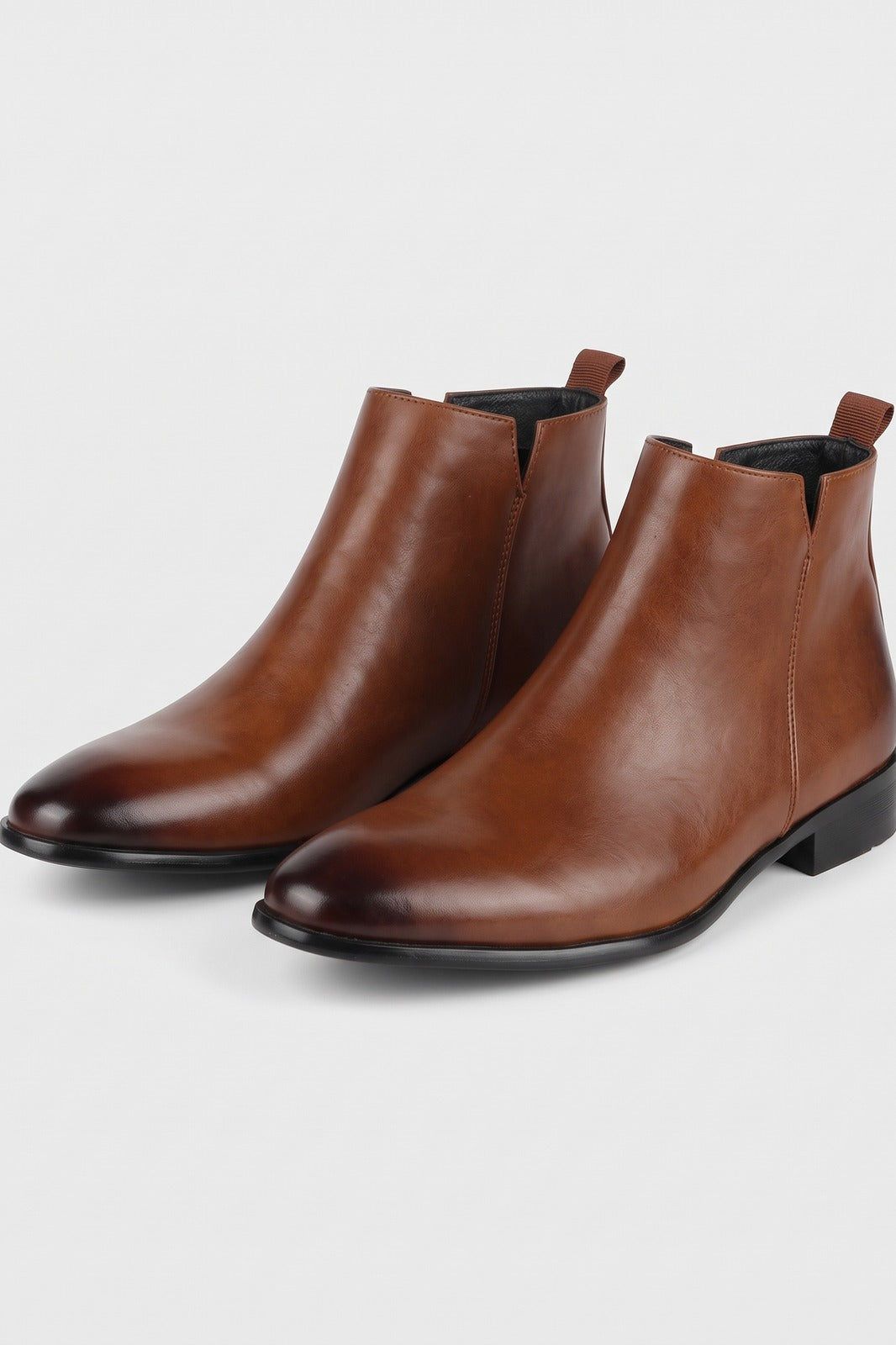 Herren Chelsea Boots | Schmaler Schnitt — Braun — shoe_main — am Modell