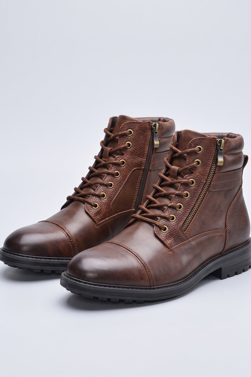 Herren Schnürstiefel | Mit Reissverschluss — Braun — shoe_main — am Modell