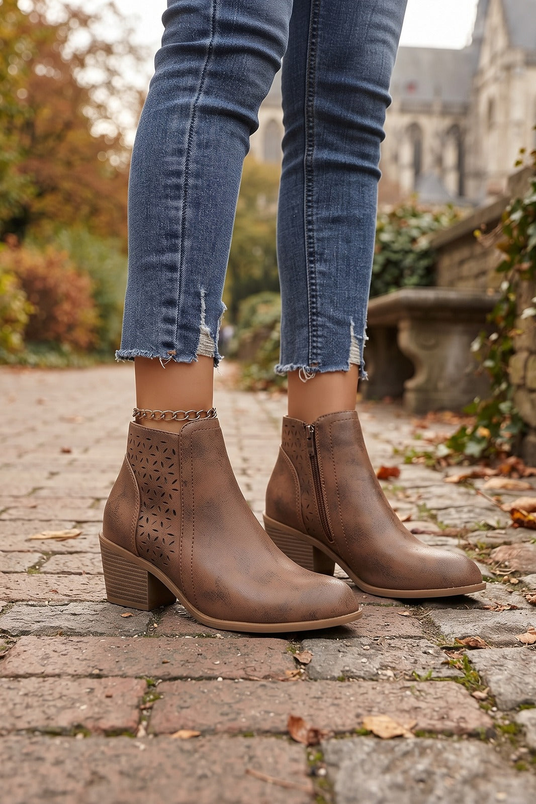 Damen Ankle Boots | Reissverschluss — Braun — shoe_worn — am Modell