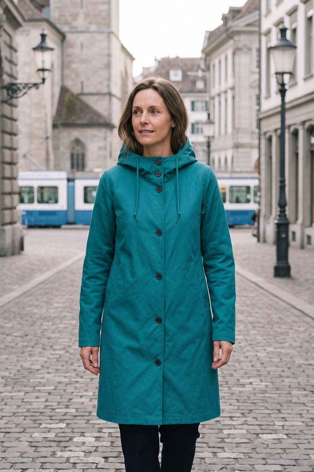 Damen Kapuzenmantel Mantel mit Kapuze | Knielang — Blue — lifestyle — am Modell