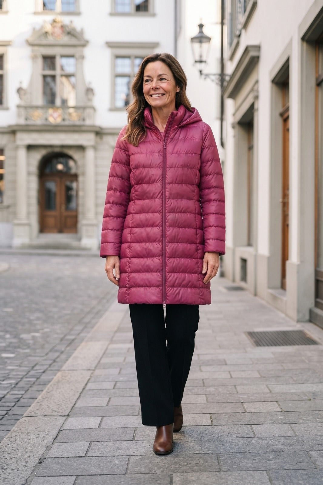 Damen Langer Steppmantel | Mit Kapuze — Dark Pink — lifestyle — am Modell
