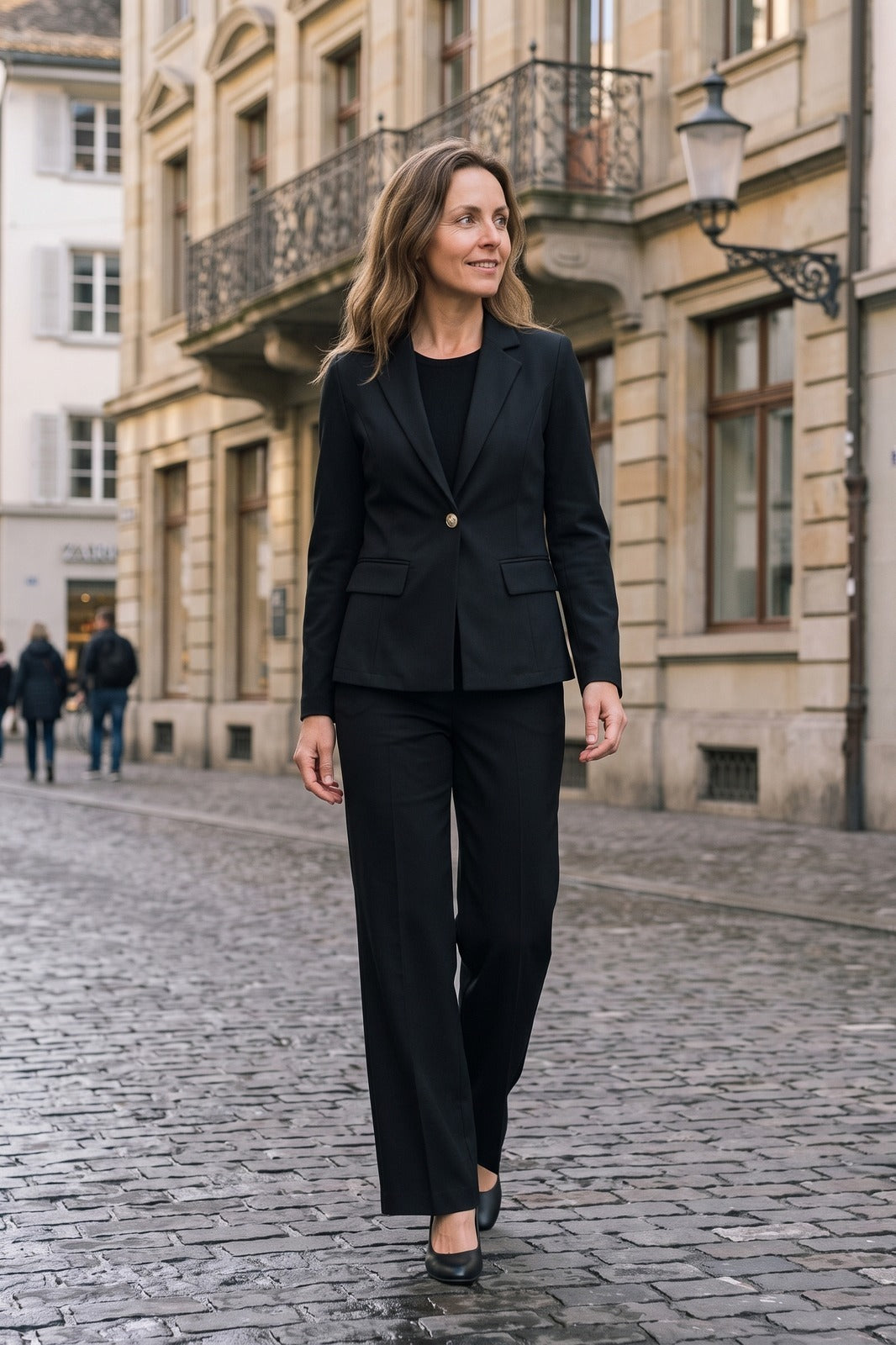 Damen Longline Blazer | Tailliert — Black — lifestyle — am Modell