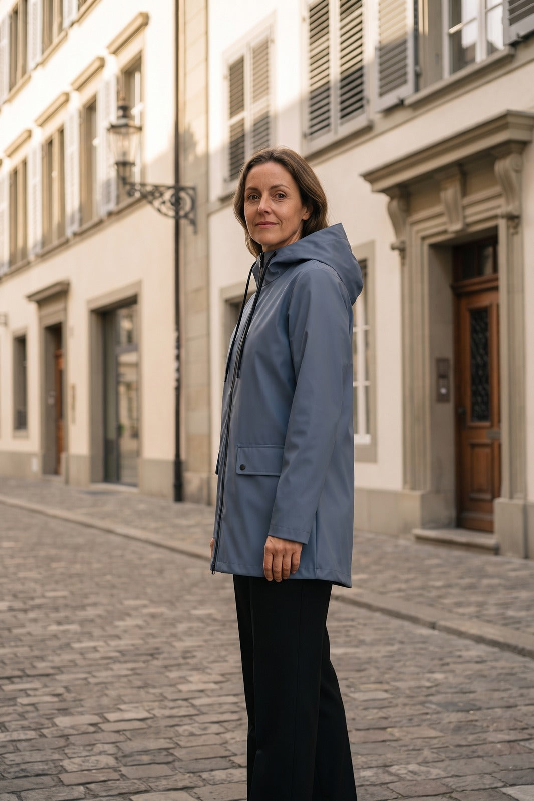 Damen Regenjacke | Mit Kapuze — Blue — lifestyle — am Modell